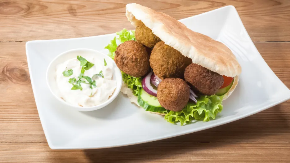 Sendvič s falafel kuglicama neki nazivaju izraelski hamburger