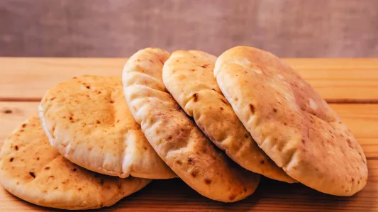Pita nije isto što i lepinja, a osnovna je razlika u tome što, kada je prepolovite, u sredini ima "džep" od zraka, Foto:
