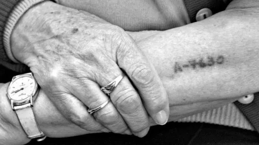 Tetovaža na ruci preživjele iz koncentracijskog logora, Foto: The Holocaust, https://holocaustprojet.weebly.com/photos.html