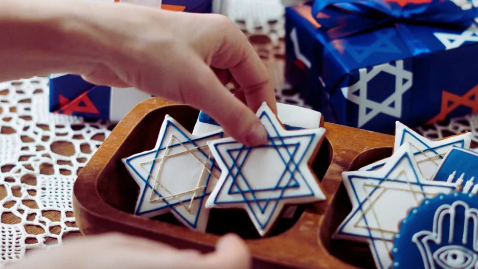 Ako želite dragoj osobi čestitati židovski blagdan, dobro je znati kako čestitati i &scaron;to darovati, Foto: Židovski forum/Canva